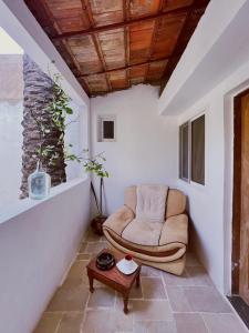 Casa Cacheu low cost family house في بيساو: غرفة معيشة مع كرسي وطاولة