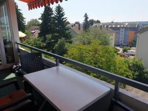 una mesa blanca en un balcón con vistas en Wohnung für 4 Personen, 2 Schlafzimmer, 2 Parkplätze, WLAN en Constanza