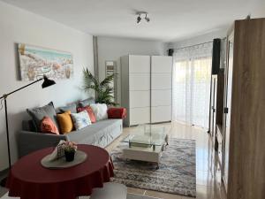 een woonkamer met een bank en een tafel bij Aloha - Costa del Silencio in Arona +14 foto's