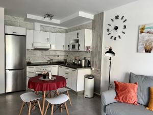 een kleine keuken met een tafel en een bank bij Aloha - Costa del Silencio in Arona