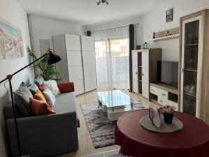 een woonkamer met een bank en een tafel bij Aloha - Costa del Silencio in Arona