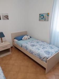 - une chambre avec un lit, une table de chevet et une sidx dans l'établissement La casa di Via Musso, à Noli