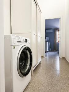 una lavatrice e asciugatrice in una stanza con corridoio di Villa SALMAGI a Terra Mala