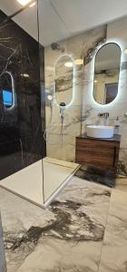 Ein Badezimmer in der Unterkunft Apartments Mango II