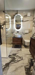 ein Badezimmer mit Waschbecken und Spiegel in der Unterkunft Apartments Mango II in Baška + 29 Fotos