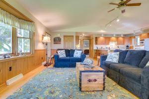 Istumisnurk majutusasutuses 2 Mi to Wineries Calm Cottage on 90 Acres with Barn