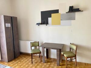 uma mesa e duas cadeiras num quarto em Aloft House em Kutaisi