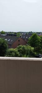 Jüchen的住宿－Schöne sonnige Wohnung，城前有建筑物的栅栏