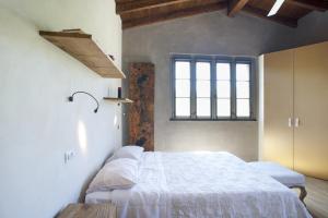 1 dormitorio con cama y ventana en Coroncina, en Belforte del Chienti