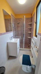 Un baño con ducha, inodoro y lavabo. en Pomiculturii Residence 9, en Timisoara