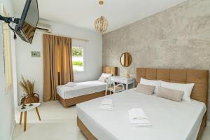 Giường trong phòng chung tại Theo Bungalows Boutique Hotel
