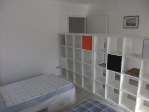 Televízia a/alebo spoločenská miestnosť v ubytovaní Ferienwohnung Holtenau