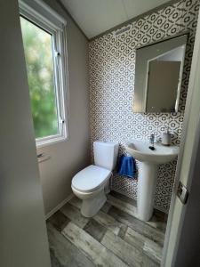 łazienka z toaletą i umywalką w obiekcie Porthcurno 4, Silverbow Country Park w mieście Perranzabuloe