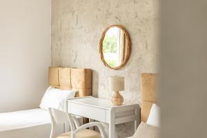 Giường trong phòng chung tại Theo Bungalows Boutique Hotel