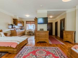 コンティ・リバツキエにあるApartament 3の広いベッドルーム(ベッド1台付)、キッチンが備わります。