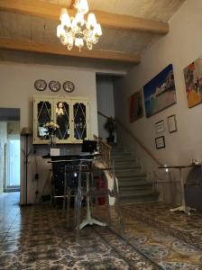 sala de estar con piano y escalera en Lee House, en Sliema