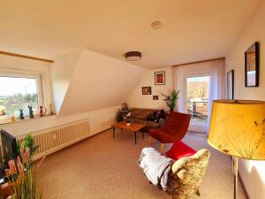 Elle comprend un salon doté de meubles et d'une fenêtre. dans l'établissement Wunderschöne Wohnung in Bevern - Holzminden, à Bevern