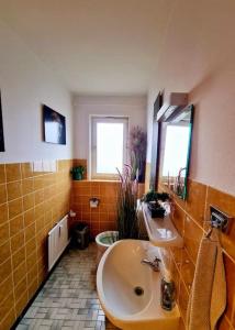 bagno con lavandino e servizi igienici di Wunderschöne Wohnung in Bevern - Holzminden a Bevern