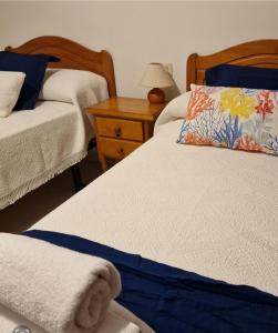 Un pat sau paturi într-o cameră la Apartamento Raxobrisamar