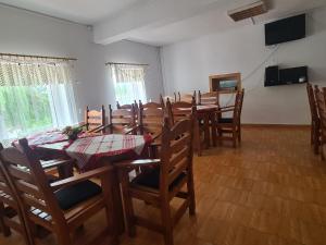 Ein Restaurant oder anderes Speiselokal in der Unterkunft Pensiunea Anidor 