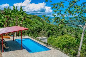 una piscina con vistas a la montaña en Casa Garrobo en Dominical