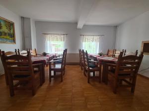 Ein Restaurant oder anderes Speiselokal in der Unterkunft Pensiunea Anidor 