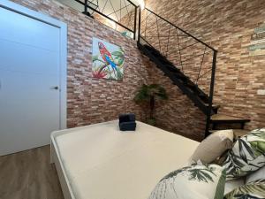 sala de estar con sofá y pared de ladrillo en Grandera Apart`s - Melià i Fuster 23С, en Valencia