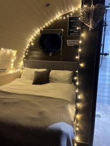 Un dormitorio con una cama con luces. en Calon, en Tenby