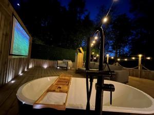 bañera en el patio por la noche en Calon, en Tenby