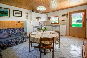 Il comprend une cuisine et un salon avec une table et un canapé. dans l'établissement Holiday house Lepena, à Vallée de la Soča