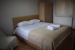 ein Schlafzimmer mit einem Bett mit zwei Handtüchern darauf in der Unterkunft Nakis Apartment All Seasons in Stavros