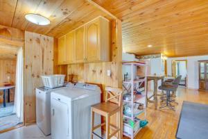 Gallery image of Lakeview Maine Retreat with Fire Pit, Grill and Canoe in Searsport