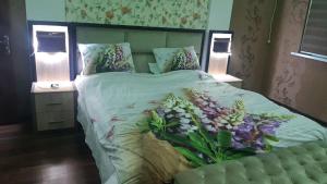 Un dormitorio con una cama grande con flores. en Квартира для 5 человек в Нукусе, en Nukus