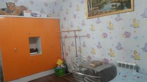 baño con puerta naranja y silla en Квартира для 5 человек в Нукусе, en Nukus