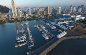 伊塔雅伊的住宿－Hotel Rota Do Mar Inn Itajaí Navegantes，享有码头的空中景色,在水中划船