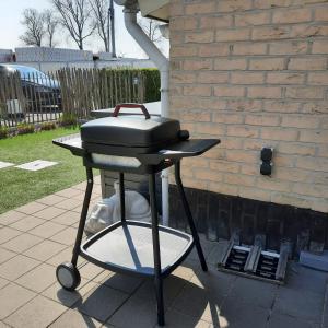 un barbecue posto su un patio accanto a un muro di mattoni di Maison Maritime a Middelkerke