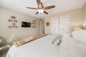 Ένα ή περισσότερα κρεβάτια σε δωμάτιο στο Muskogee Guest FavoriteHuge YardCoffee Bar! +17 φωτογραφίες