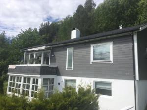 duży dom z balkonem na górze w obiekcie Beautiful apartment with bathtub, sauna and gym w Ålesund