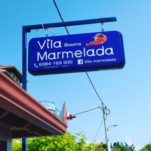 un letrero para un restaurante de mermelada de villas en Vila marmelada en Leptokarya