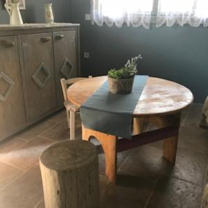 a kitchen with a table with a potted plant on it at LOURA MANI'S 1 in Flomokhórion