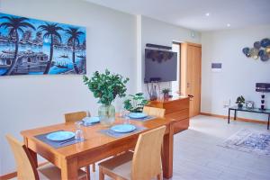 - une salle à manger avec une table et des chaises en bois dans l'établissement Lc Apartments - Sunrise, à Santa Maria