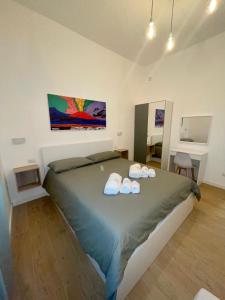 ein Schlafzimmer mit einem Bett mit zwei Handtüchern darauf in der Unterkunft La casa di Toto smart in Neapel