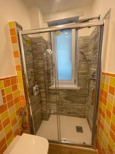 eine Dusche mit Glastür im Bad in der Unterkunft La casa di Toto smart in Neapel