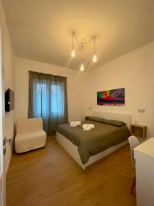 ein Schlafzimmer mit einem Bett und einem Stuhl in der Unterkunft La casa di Toto smart in Neapel