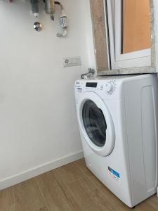 Waschmaschine und Trockner im Zimmer in der Unterkunft La casa di Toto smart in Neapel