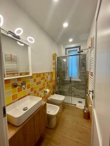 ein Bad mit einem Waschbecken, einem WC und einer Dusche in der Unterkunft La casa di Toto smart in Neapel