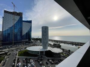 uma vista para uma cidade com edifícios e o oceano em Paradise Apartments Batumi em Batumi
