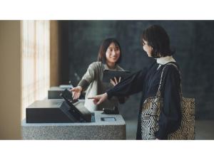 two women standing in front of a cash register at SOKI KANAZAWA - Vacation STAY 40333v in Kanazawa