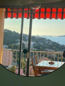 mit Blick auf einen Balkon mit einem Tisch und Stühlen in der Unterkunft Super appartement vue Sanguinaires in Ajaccio