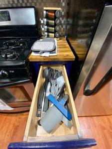 ein Werkzeugkasten mit einem Spachtel darin neben einem Herd in der Unterkunft Charming Farmhouse Retreat near Downtown & University Modern Amenities, Fireplace & Porch! in Birmingham